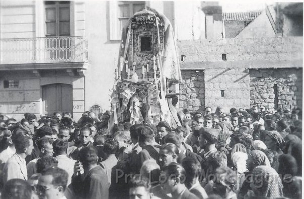 1946 - Piazza Umberto - Processione Maria SS. Incaldana.jpg